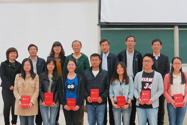  国产精品
召开2014届毕业生升学表彰大会暨升学、就业经验分享会